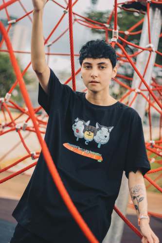 ensaio feminino boy in black crew neck t-shirt standing near red metal frame model girl